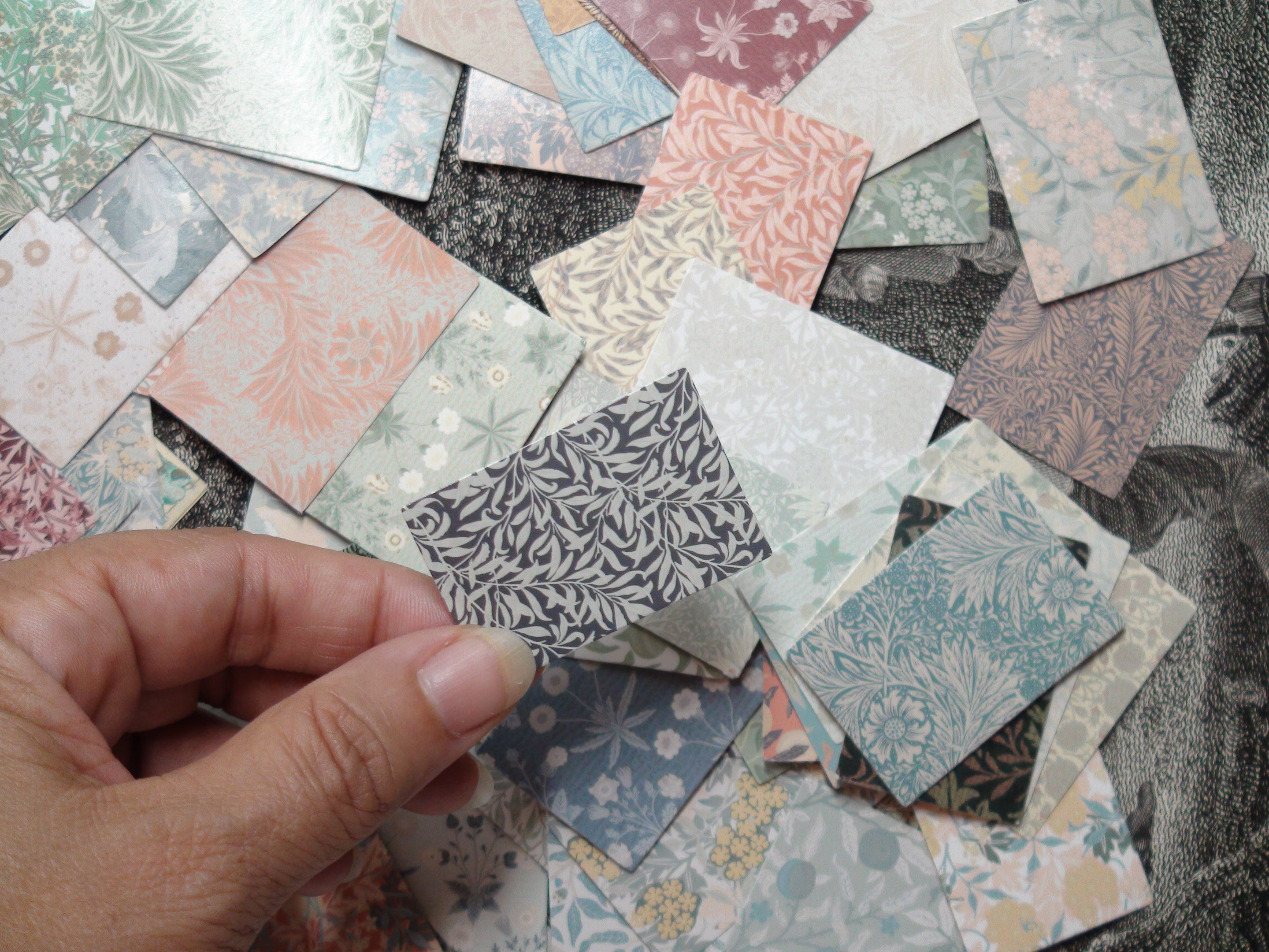 William Morris, 100 Double-Sided Mini Cards, Ideal for Scrapbooking Projects, 1.25in x 2in